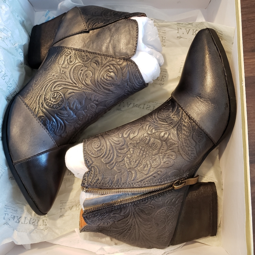 L'Artiste Melodie booties NWT